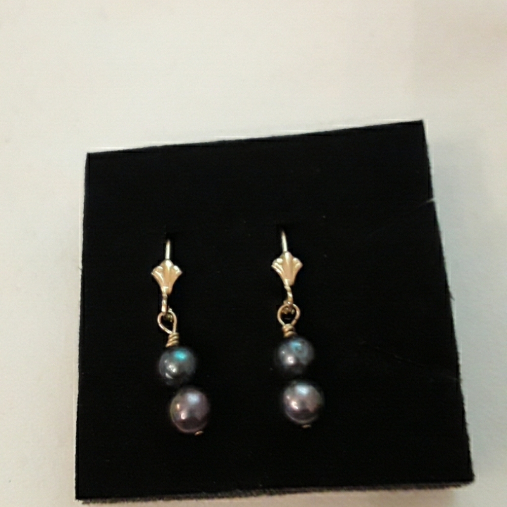 Beautiful black pearl (Peacock) 14k gold drop earrings
